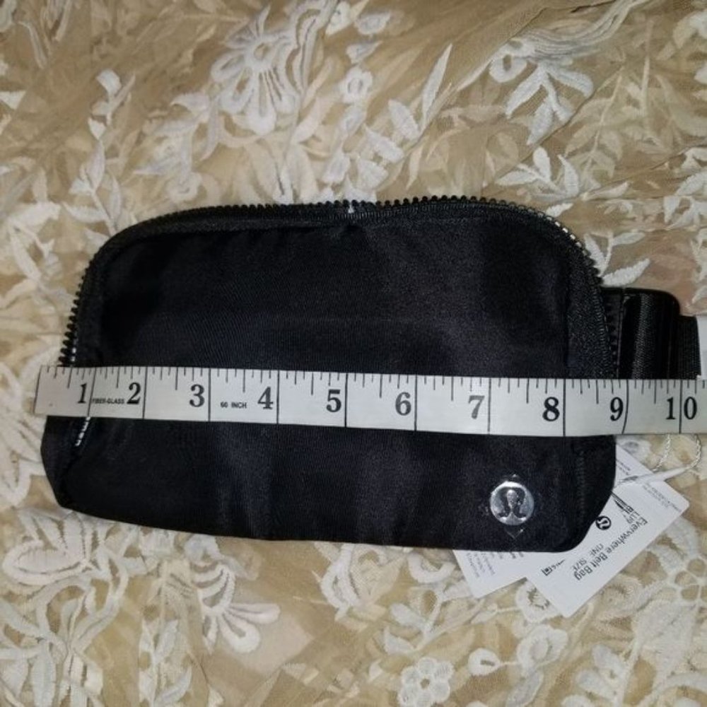 Lululemon Everywhere Belt Bag 1L Original Strap Black Nwt - Picture 8 of 14